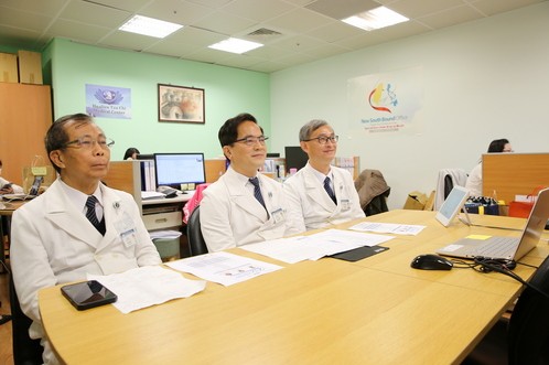 花蓮慈濟醫院與華碩電腦菲律賓分公司聯合舉辦「新南向臺菲智慧醫療視訊論壇」，花蓮慈院院長林欣榮（中）、副院長吳彬安（左）、國際醫學中心主任李啟誠（右）與專家學者齊聚雲端。