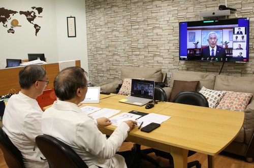 右圖：駐菲律賓代表處大使徐佩勇（右）說，花蓮慈院專精醫療，華碩則是在數據、通訊是專家，很高興這兩個專精領域能合作，不只能嘉惠菲律賓、臺灣的病患，甚至能讓全世界的病人受惠。