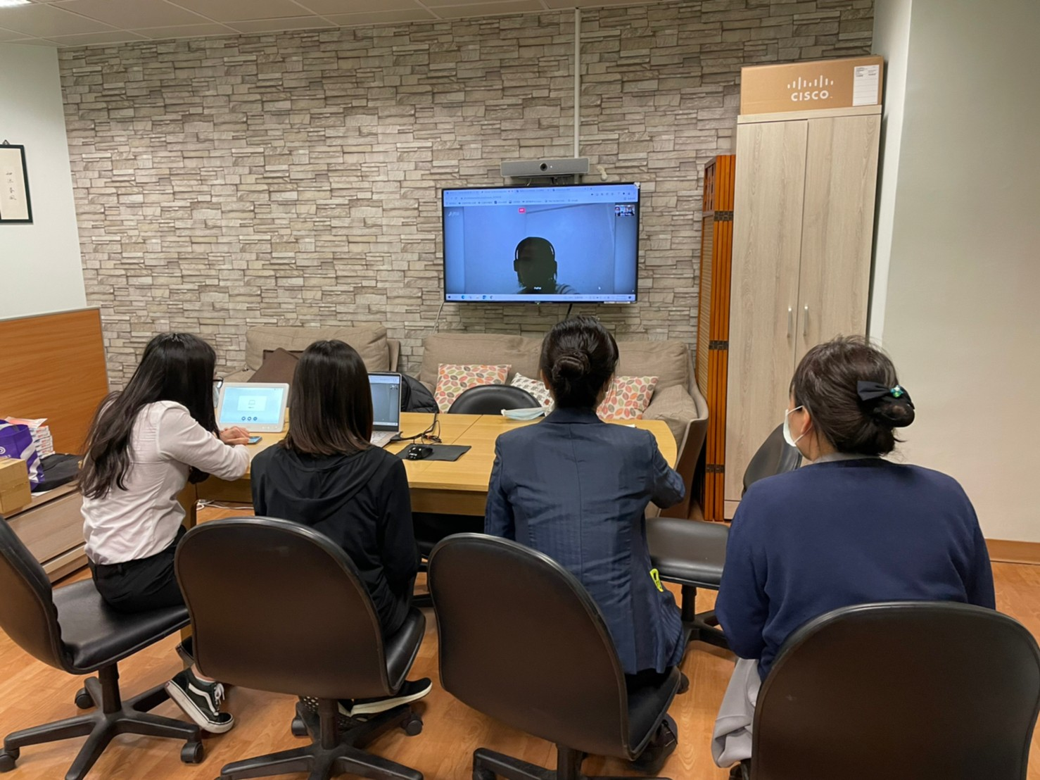 2021/12/20(一)新南向菲律賓語教學講座由中心同仁一同學習菲律賓語。