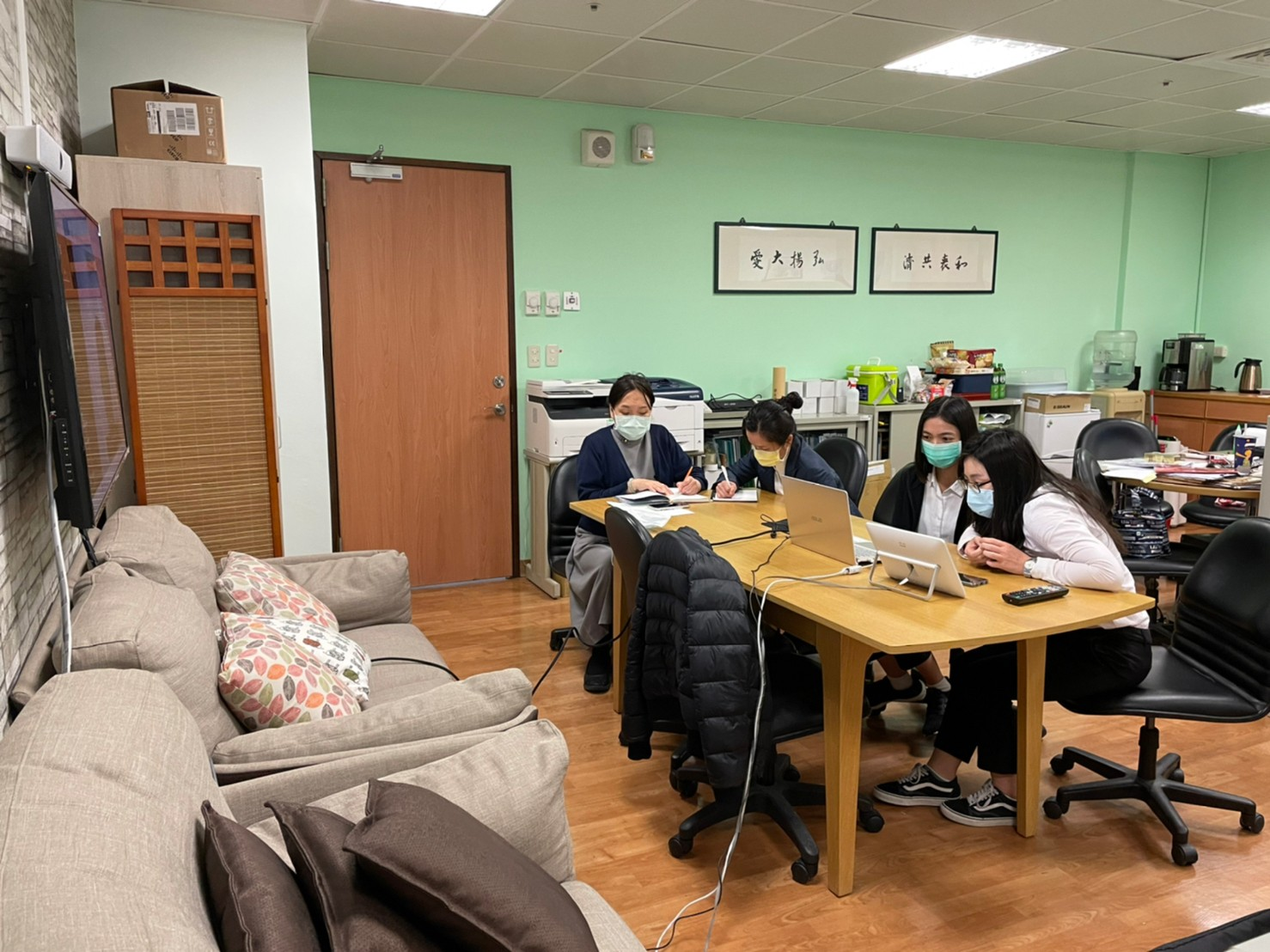 2021/12/20(一)新南向菲律賓語教學講座由中心同仁一同學習菲律賓語言。