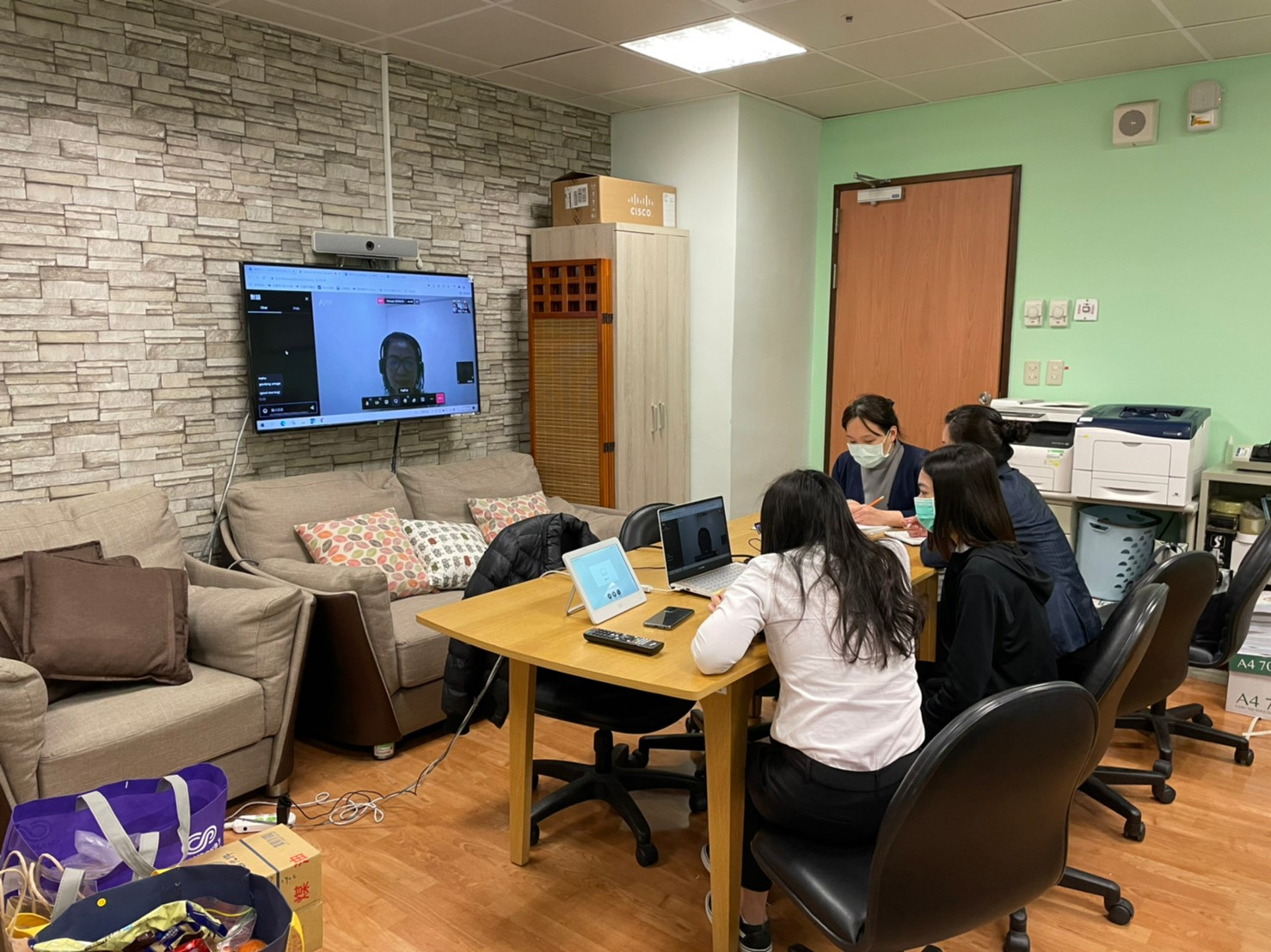 2021/12/20(一)新南向菲律賓語教學講座由中心同仁於課堂中與老師一同認真學習。