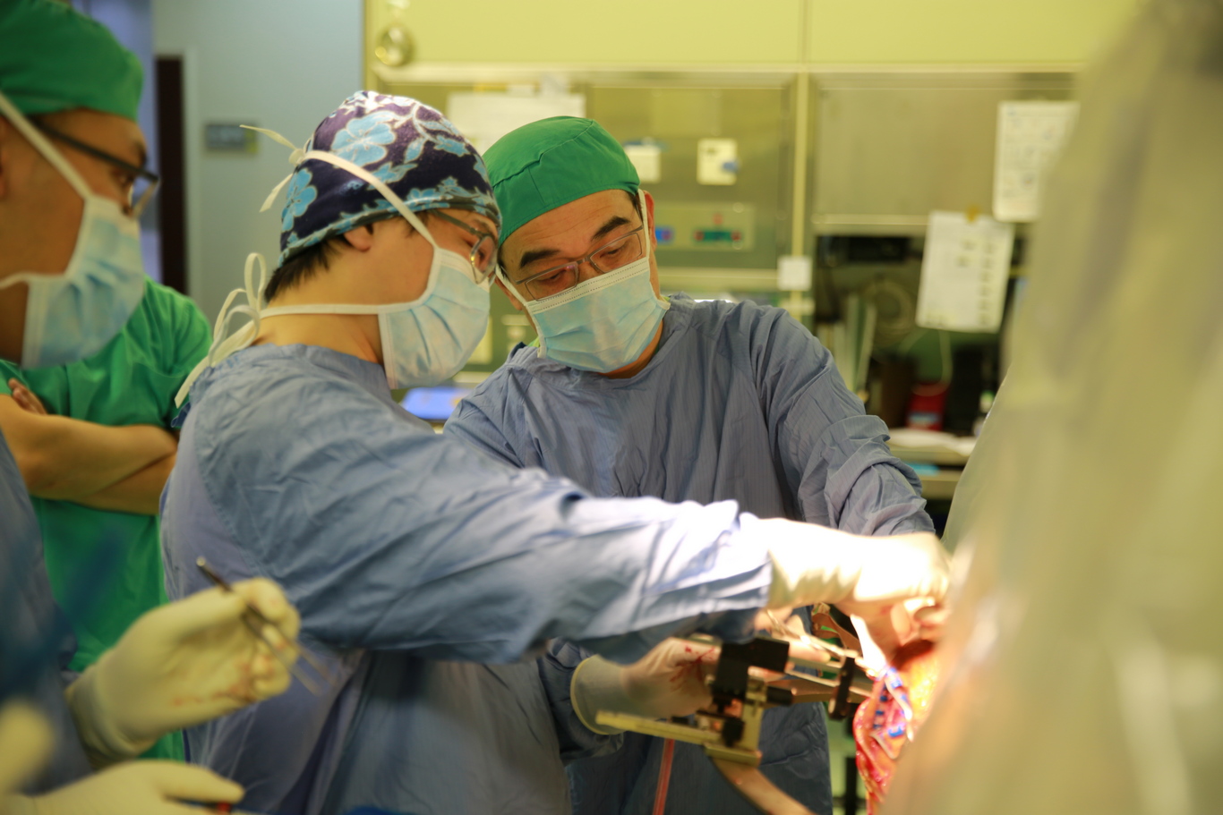 二月二十一日上午，神經功能科團隊為吳曉冬進行「深部腦刺激手術」(DBS)植入晶片與電池，由陳新源主任（右）、神經外科潘彥宏醫師（左）為曉冬進行第一階段手術