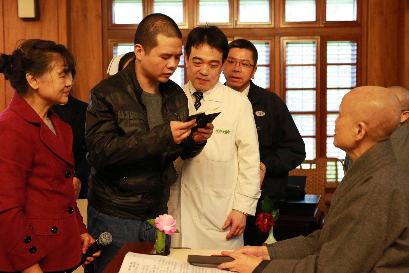 看見吳曉冬的進步，　上人贈予《無量義經》並勉勵他要持續努力復健，重建生活秩序