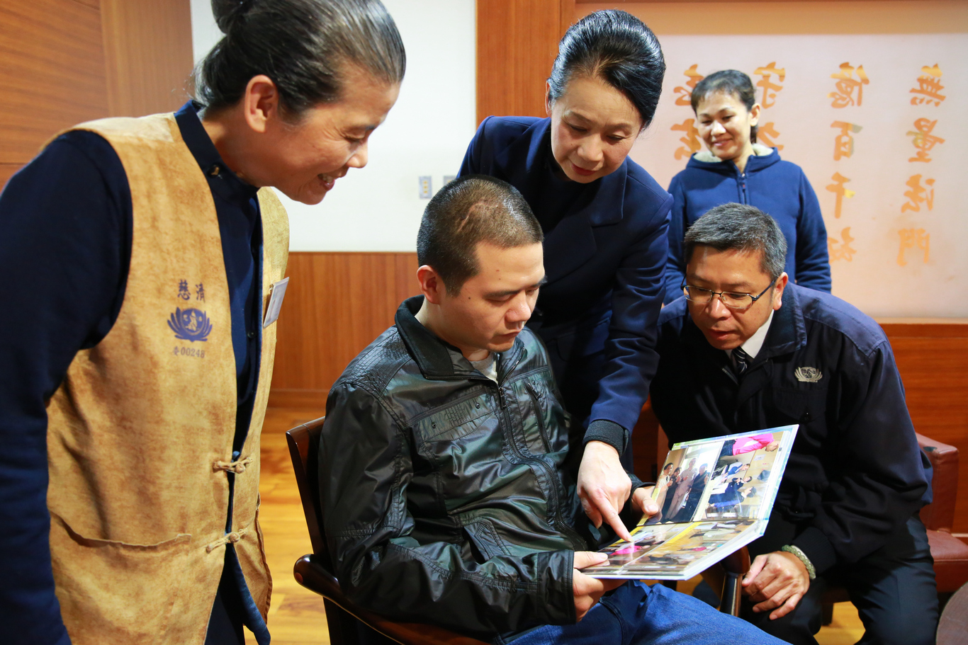 看著一張張的照片，曉冬掩不住內心感動的神情，始終上揚的嘴角和瞇得彎彎的雙眼，讓人也沾染到他內心的喜悅