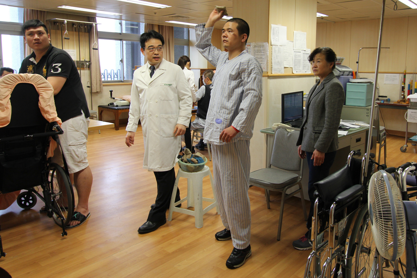 吳曉冬每天都在復健科職能治療師的指導下，認真的復健，儘管過程辛苦，他仍然咬緊牙根，努力做好每個動作