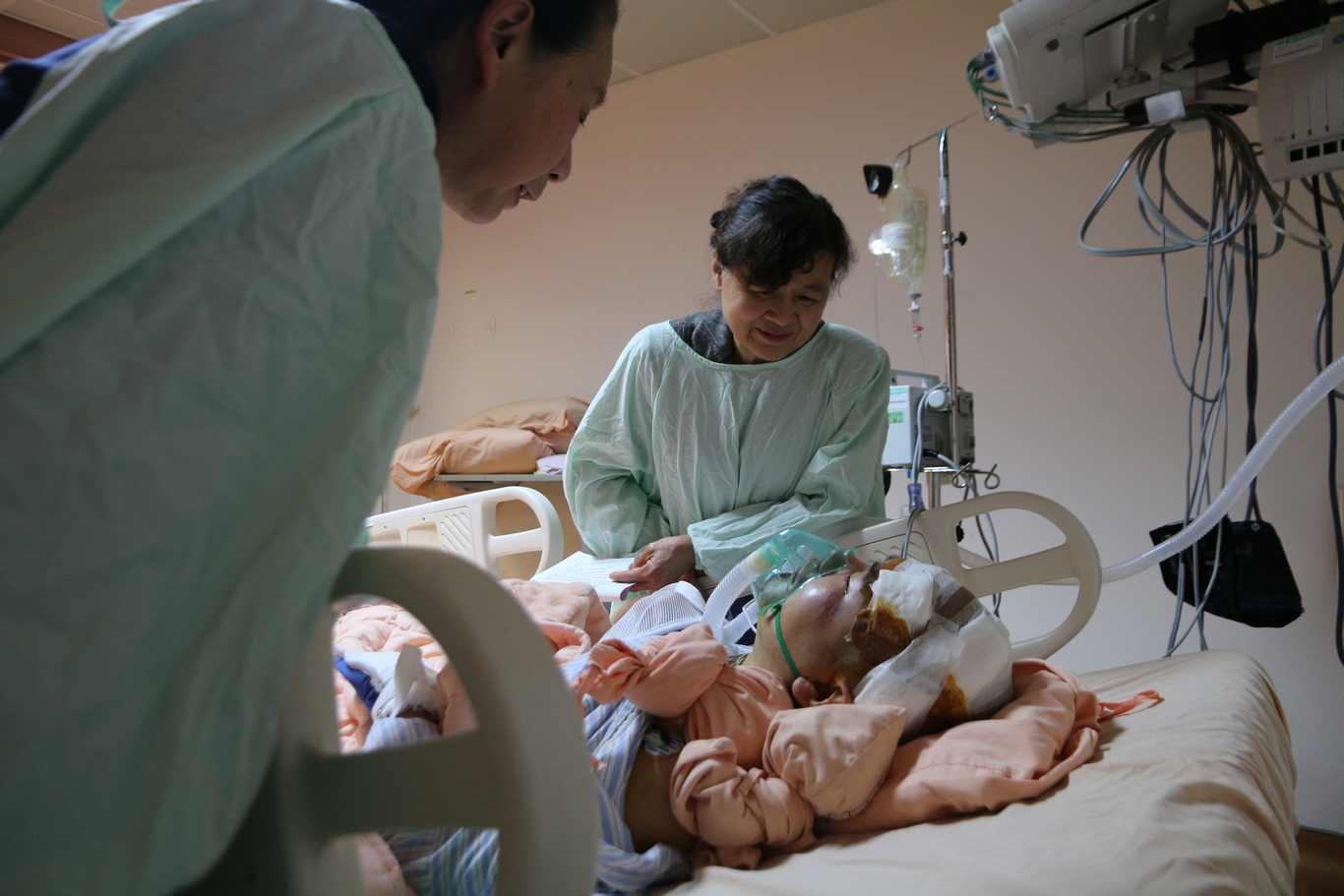 歷經十二個小時，手術順利在晚間九時圓滿完成，聽到手術相當順利，讓吳媽媽以及陪伴師姊廖美珍都相當高興