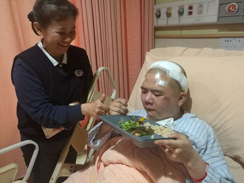 吳曉冬接受「深部腦刺激手術」後，恢復狀況很好，第三天就可以自己洗澡、穿衣、穿襪、穿鞋全都可以自己來，甚至可以精準地將菜送進嘴裡