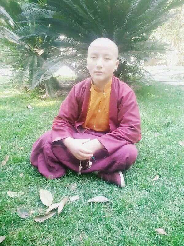 土登就讀小學六年級時，曾經出家。後因眼睛出現狀況，只能離開寺院，回到家裡，也中斷了求學。(照片由久美昂布提供）