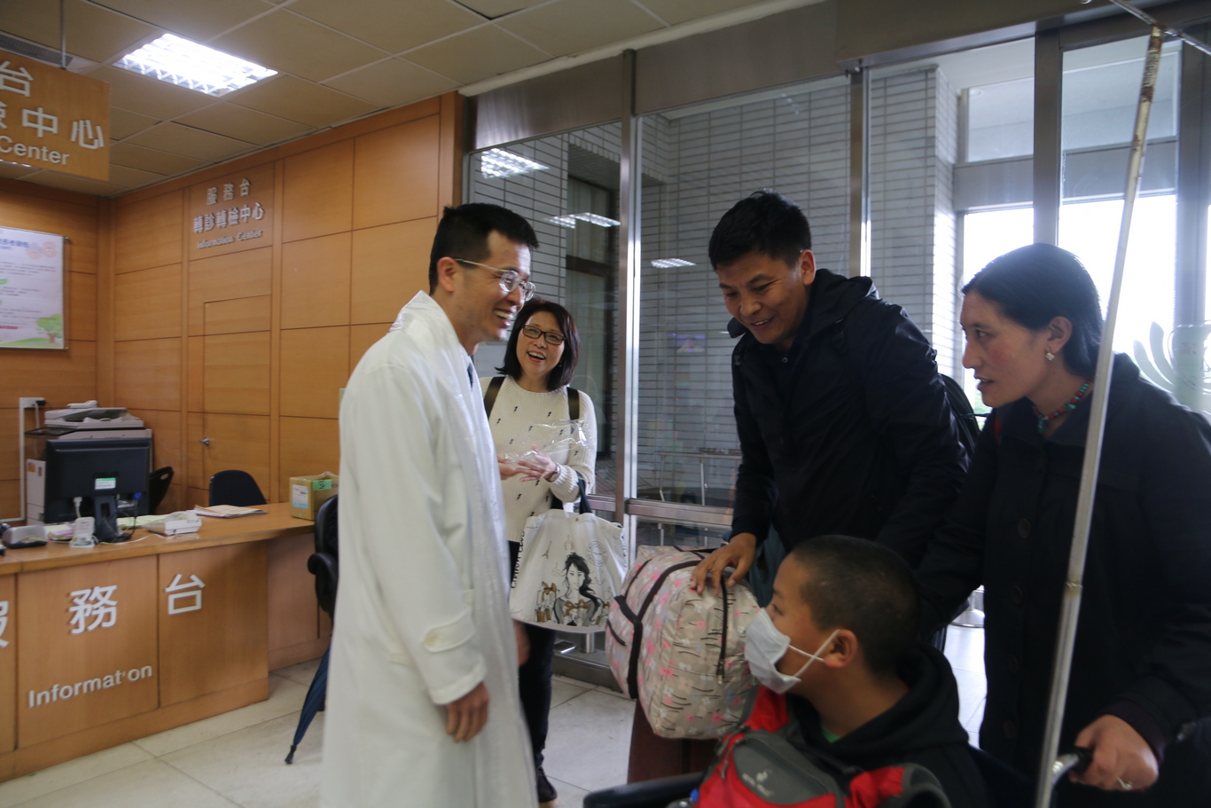 經過四天的路途奔波！十七歲的土登昂布在媽媽卓瑪措毛（右一）與翻譯久美昂布校長（右二）的陪伴下，於二十七日順利抵達花蓮慈院，花蓮慈院陳培榕副院長（左一）親自迎接一行人的到來