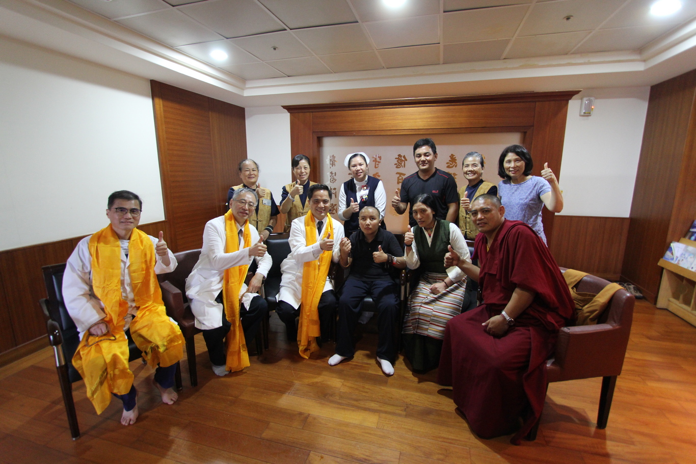 今年十七歲的土登昂布，來自西藏，因患有腦部腫瘤，導致發育遲緩、雙眼完全失明