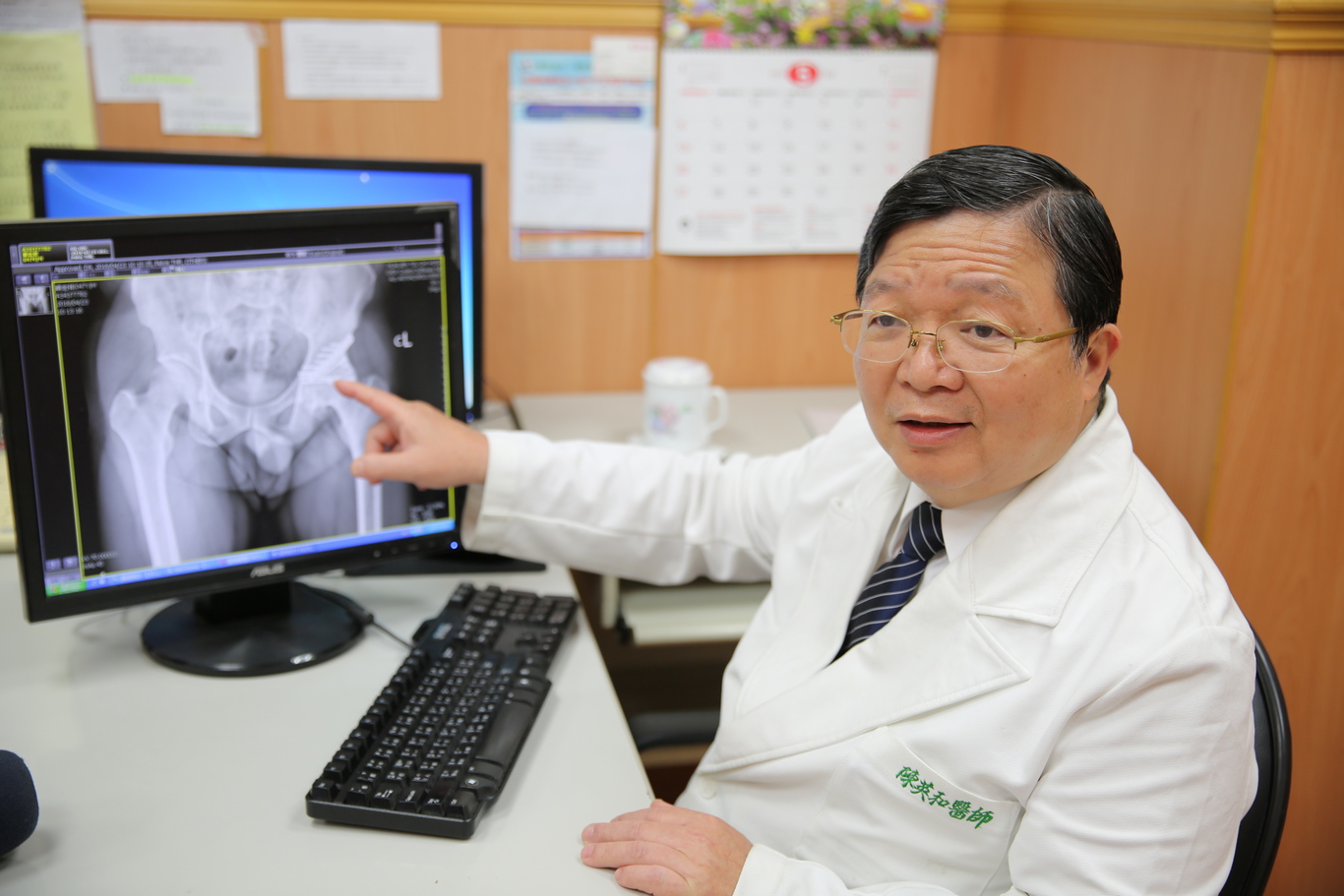 陳英和院長特別送上結緣品祝福蘇先生