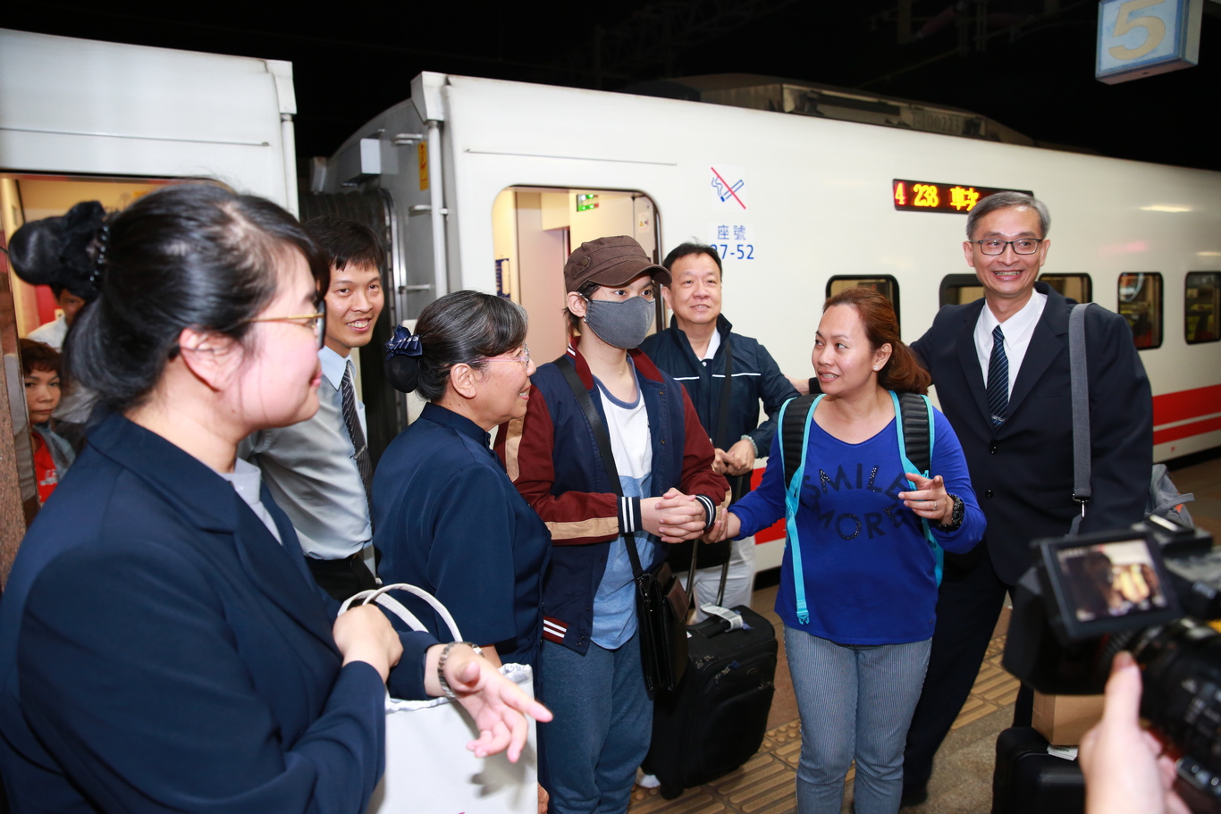 九月十二日，Martin帶著慈濟家人們的祝福，在母親的陪伴之下，順利抵達花蓮慈濟醫院。（楊國濱攝）
