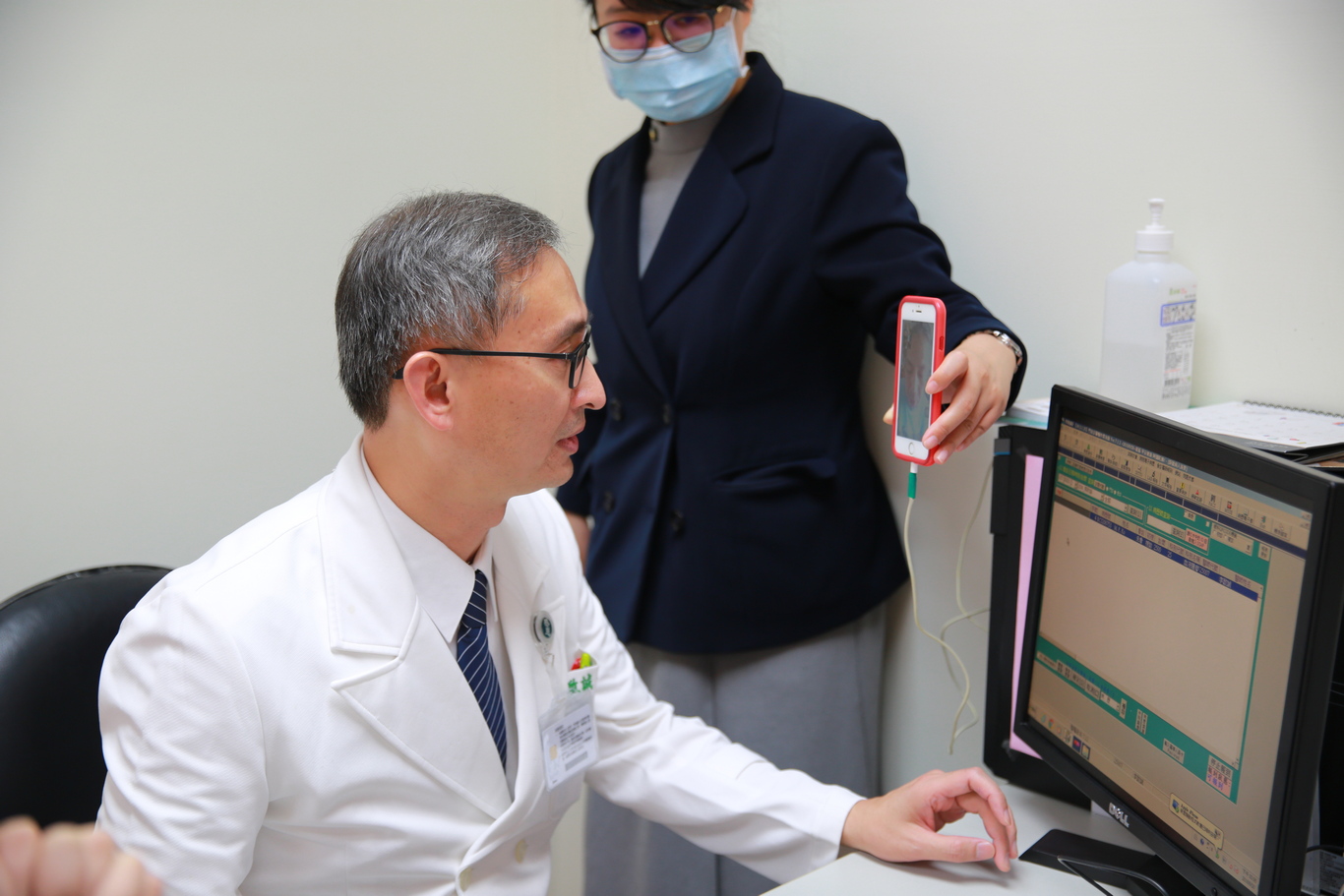 透過電話視訊，李啟誠醫師將Martin的好消息，與遠在菲律賓的父親分享。（彭薇勻攝）