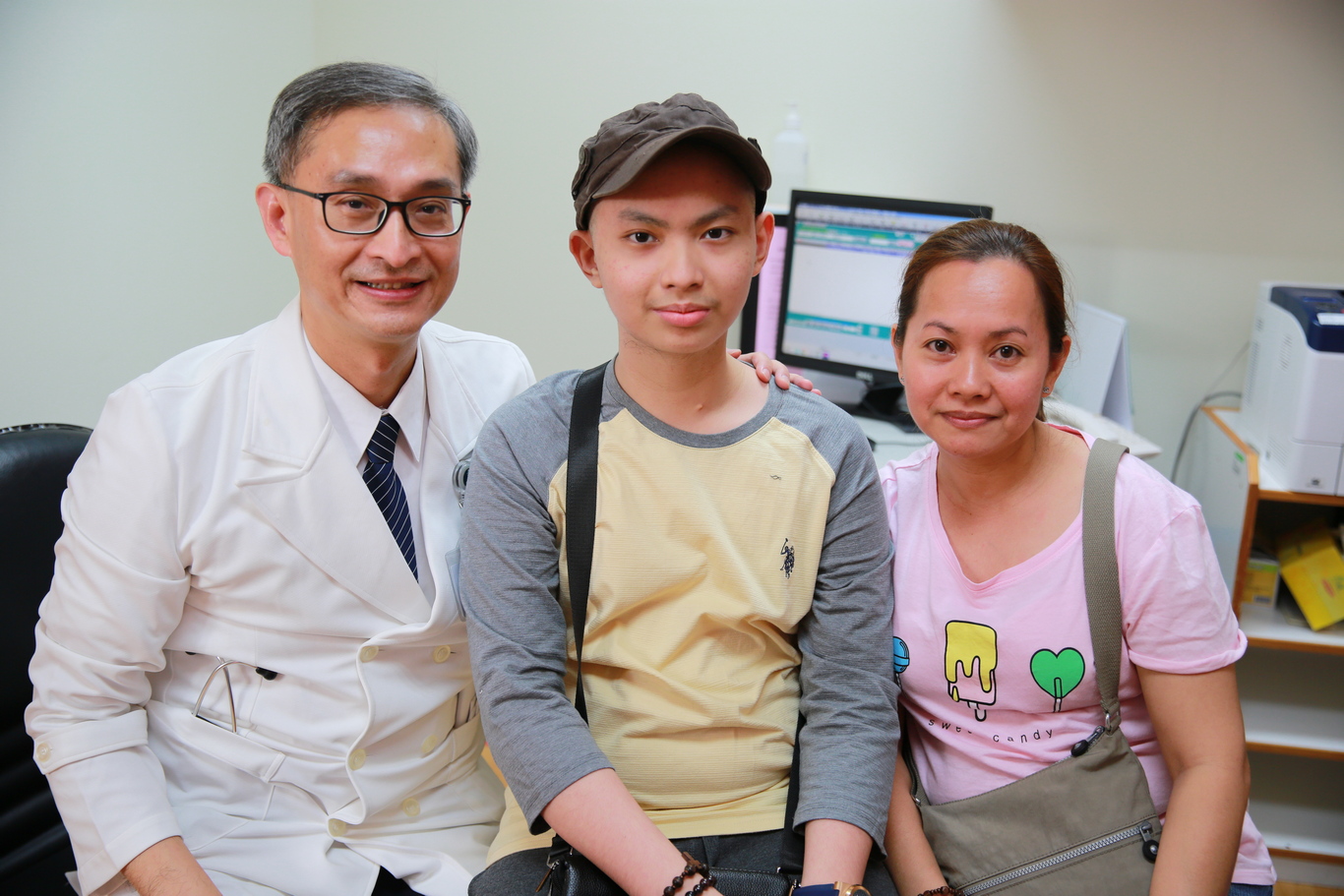 Martin與主治醫師李啟誠主任合影。（彭薇勻攝）