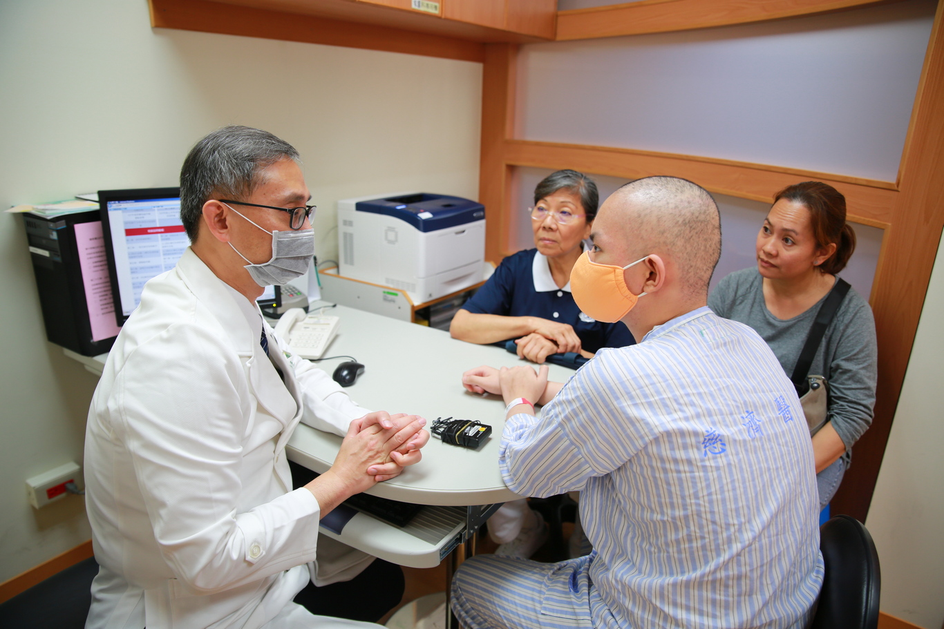 透過電話視訊，李啟誠醫師將Martin的好消息，與遠在菲律賓的父親分享。（彭薇勻攝）