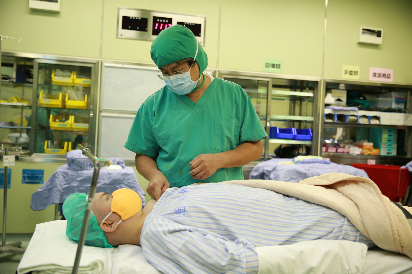 李明哲醫師為Martin放置人工血管，為日後化療做準備。（彭薇勻攝）