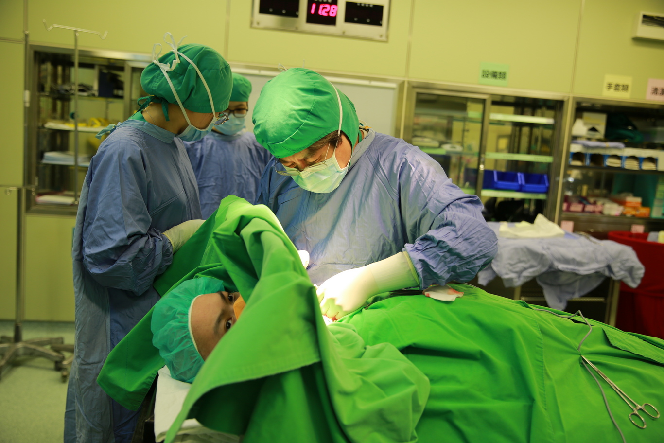 李明哲醫師為Martin放置人工血管，為日後化療做準備。（彭薇勻攝）