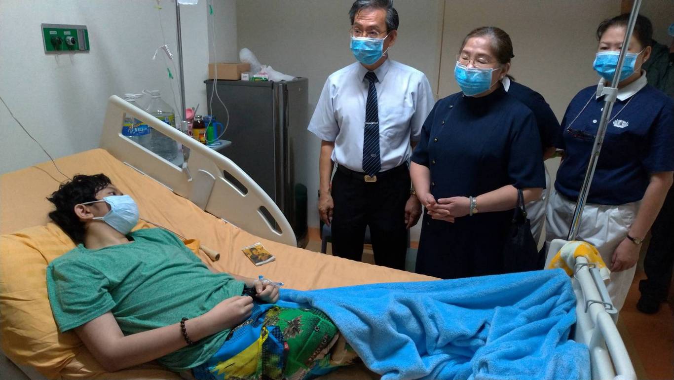 慈濟菲律賓分會蔡青山師兄與多位師兄/姐，特地前往University of Santo Tomas醫學中心探視Martin