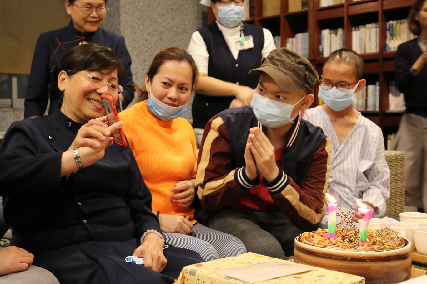國際醫學中心、血液腫瘤科與兒科病房護理團隊為Martin辦了一場難忘的生日會