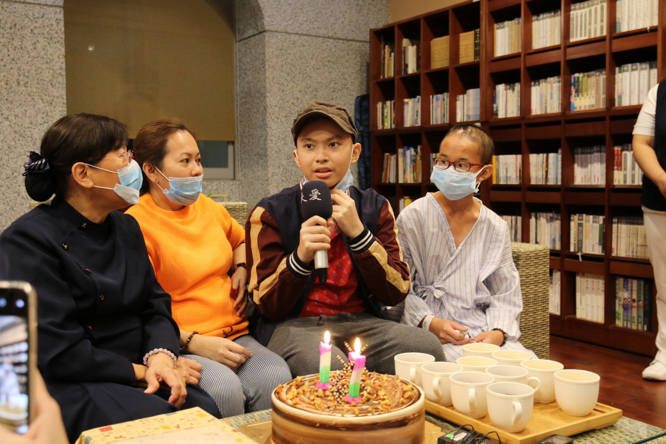 國際醫學中心、血液腫瘤科與兒科病房護理團隊為Martin辦了一場難忘的生日會