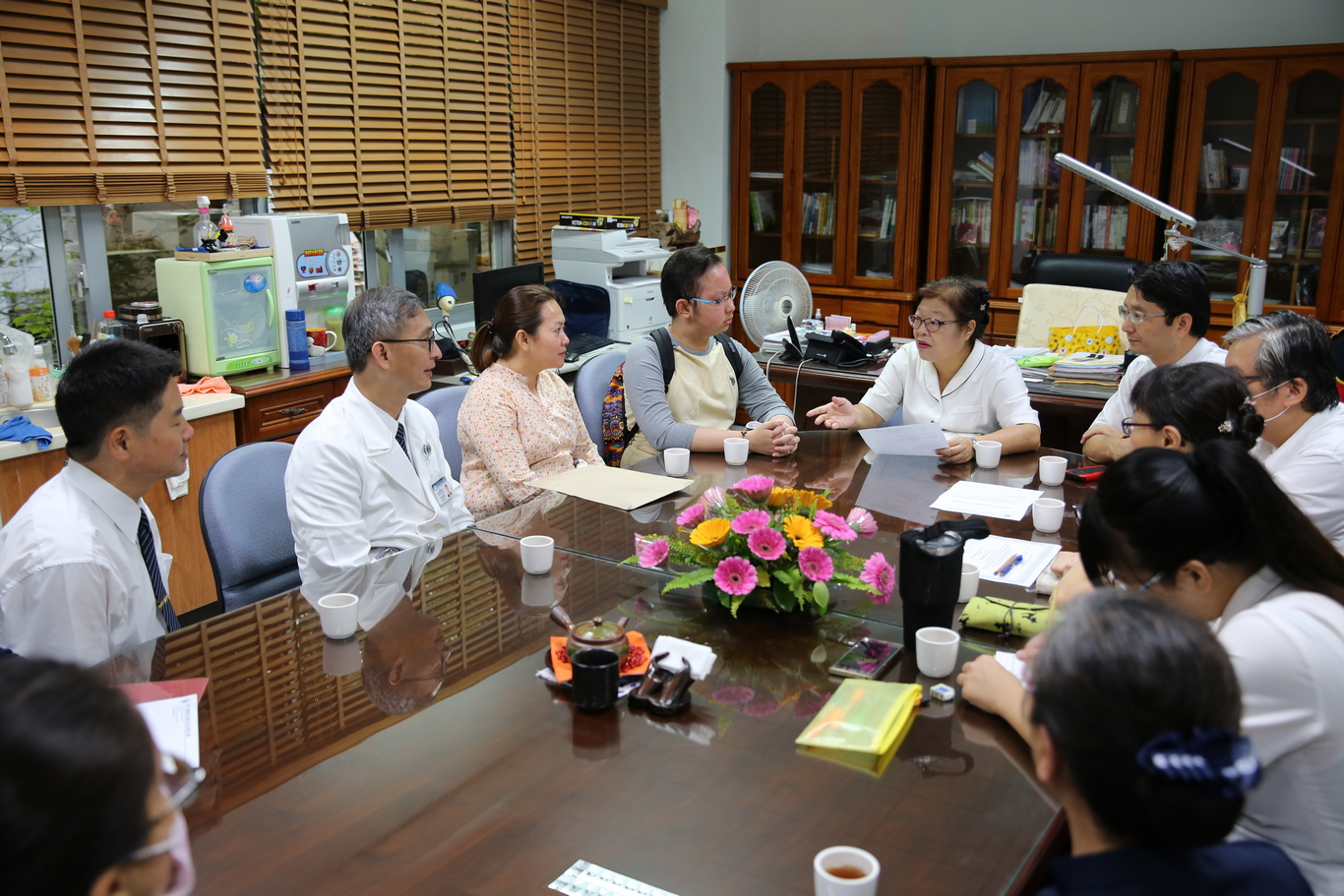 高天賜母子帶著準備就學的相關證明，在花蓮慈院國際醫學中心李啟誠主任、劉鴻文副主任與慈濟志工陳麗君師姊的陪同下，赴慈大附中拜訪李玲惠校長，商討如何協助高天賜復學