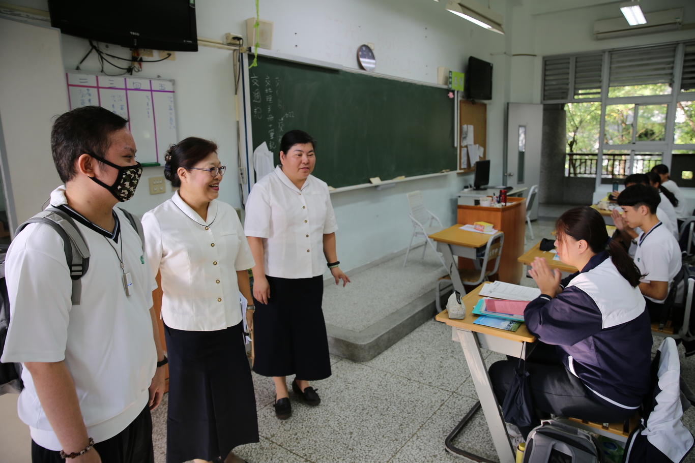 高天賜在母親和志工的陪同下，前往慈大附中復學