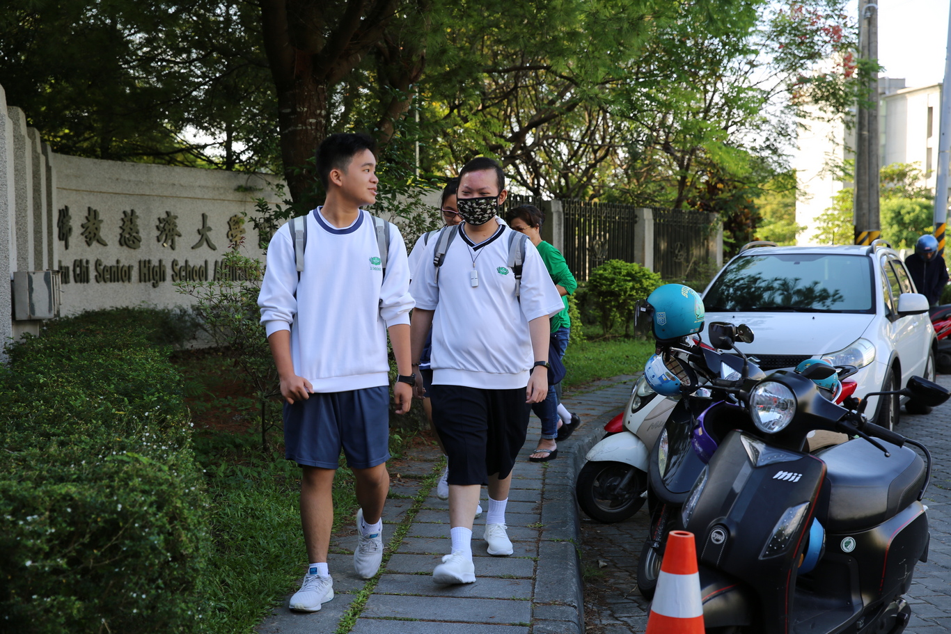 高天賜穿上慈中校服，踏著緊張又期待的步伐，在校長李玲惠的陪伴下展開第一天校園新生活