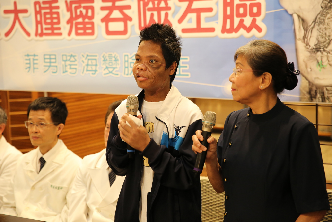 原本的麥可都用一塊布遮住臉不敢見人，如今面部恢復平整，他也終於露出難得的笑容