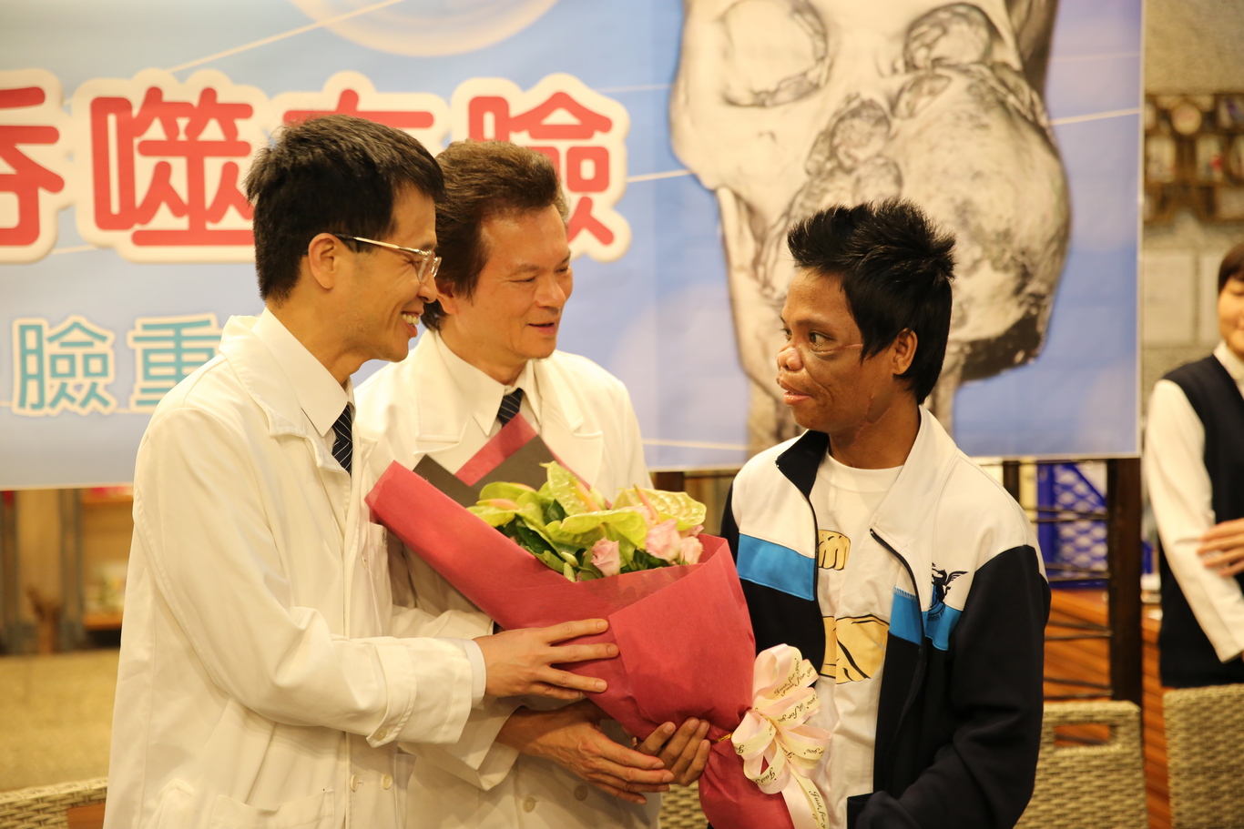 出院這天麥可準備鮮花感謝為他移除腫瘤的陳培榕副院長(左一)與為他臉部重建的整形既重建外科主任李俊達(中)讓他重生