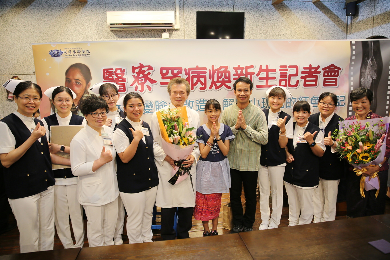 出院這天小班克(右六)與父親開心地與整形暨重建外科醫療團隊合影