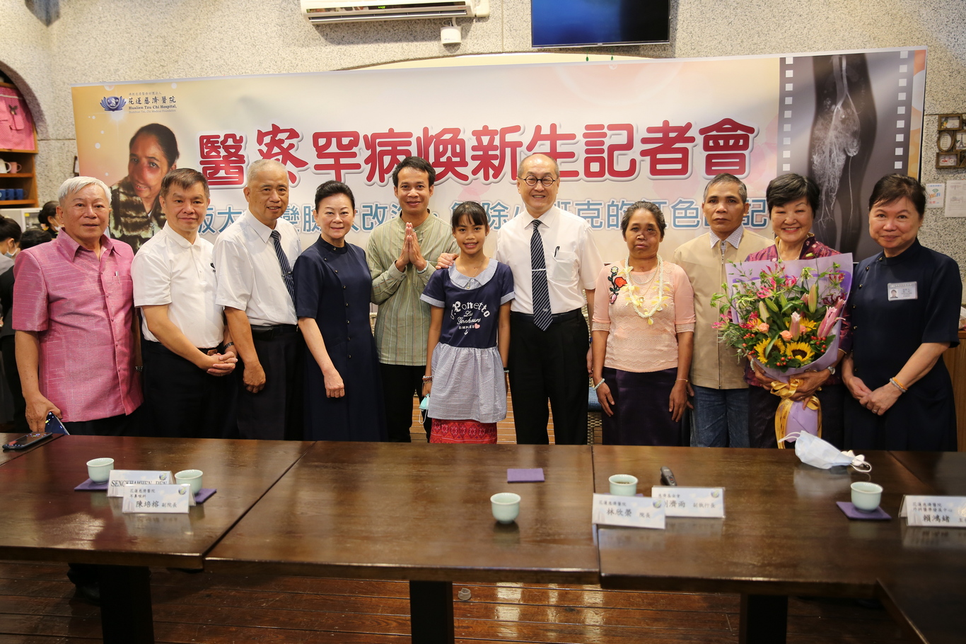 別感恩慈濟基金會劉濟雨副執行（右五）與寮國慈濟會務陪伴志工陳濟發師兄（左三）、 台灣寮國歸僑協會前理事長符玉鑾師姊（左四）以及全程陪伴的翻譯志工黃志英師姊（右二）