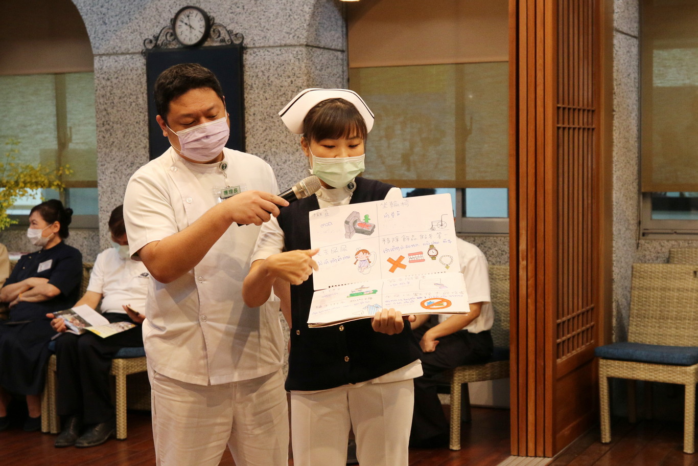 整形外科病房護理長陳怡陵分享與翻譯志工一起製作中文、寮文對照版本的護理照護手冊