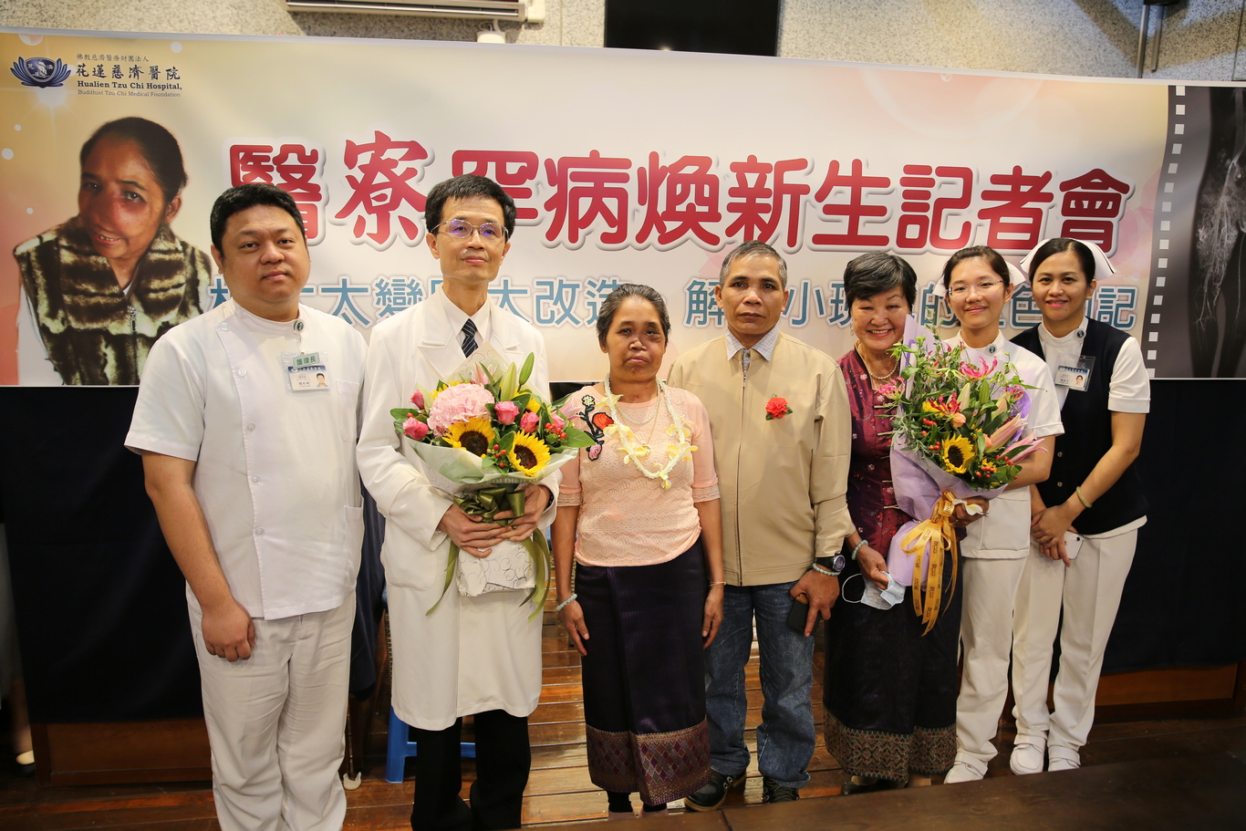 經歷腫瘤與重建手術治療後，板太太(左三)終於露出難得的笑容與曾經照顧過她的醫療團隊合影