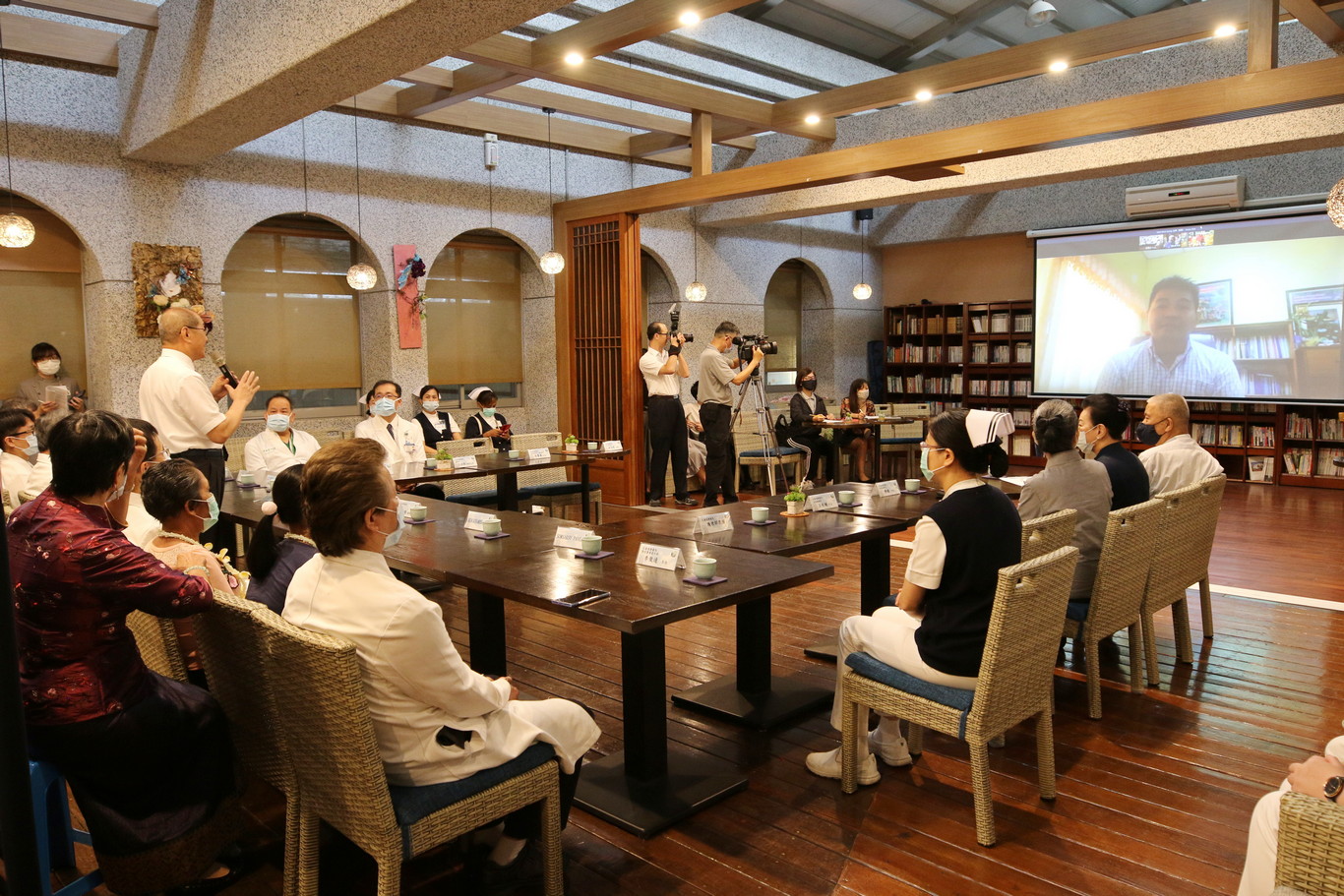 因新冠肺炎疫情無法親自來台的寮國占巴塞省衛生廳廳長萬那賽，也透過視訊連線感謝慈濟基金會及花蓮慈院的醫療團隊