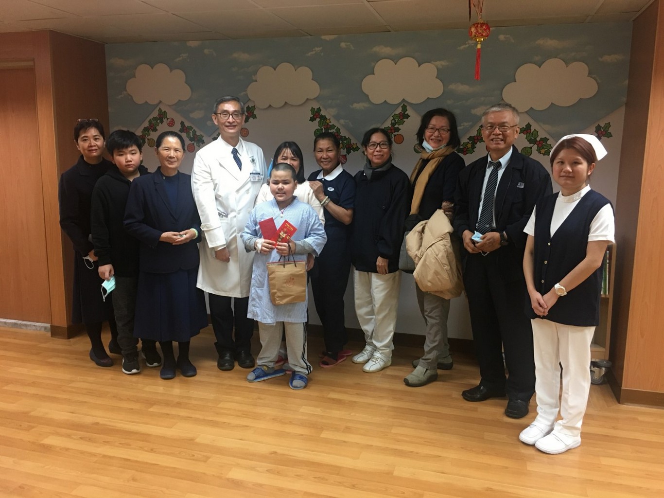 圖說:花蓮慈濟醫院安排白小弟住院開始治療,眾多慈濟志工前來祝福! 圖說:花蓮慈濟醫院安排白小弟住院開始治療,眾多慈濟志工前來祝福!