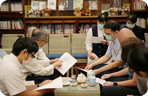 左圖：醫療團隊向病患諾曼與家屬說明治療計畫。