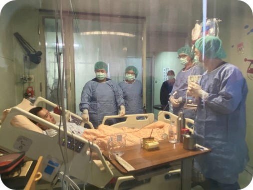 右圖：病患諾曼進行親屬間異體幹細胞移植。