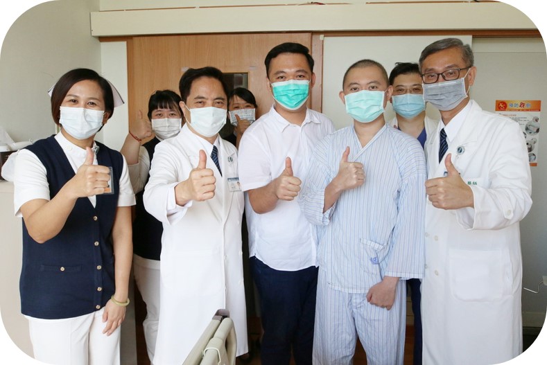 左圖：醫療團隊訪視病患諾曼，關心身體狀況。