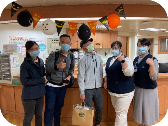 右圖：祝賀病患諾曼順利出院。